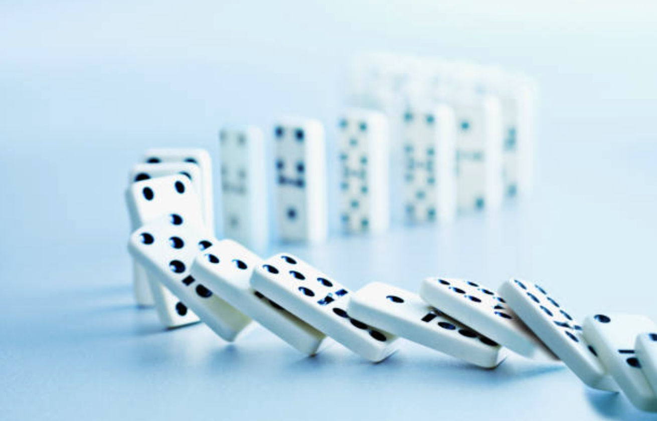 恐怖の「後戻り」を引き起こすドミノ倒し現象